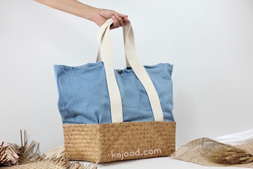 ตะกร้ากระจูด สีธรรมชาติ เย็บผ้าสียีนส์ครึ่งใบ